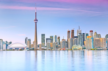 Die Reflexion der Skyline von Toronto in der Abenddämmerung in Ontario, Kanada