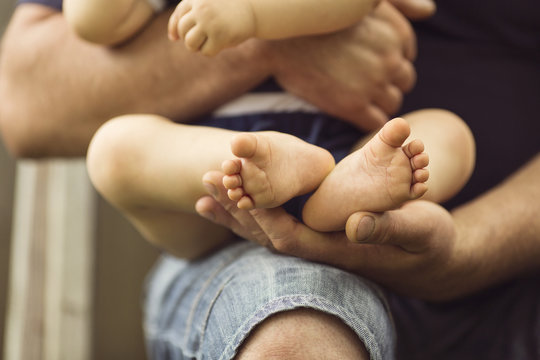 Father holding feet of a baby in hands