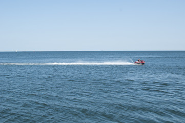 mężczyzna jadący motorówką na morzu bałtyckim