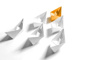 Führung Team - Konzept mit Papierschiffchen