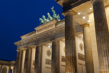 Naklejka premium The Brandenburg Gate in Berlin at night (German: Brandenburger Tor)