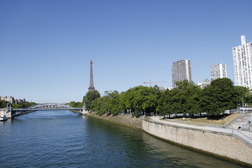 Fototapeta na wymiar Tour Eiffel et l'île aux cygnes à Paris