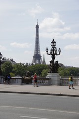 Fototapeta na wymiar Tour Eiffel vue depuis le pont Alexandre III à Paris