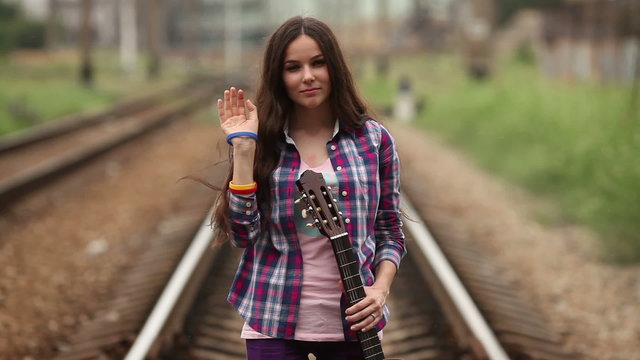 Девушка уходит с гитарой в руках