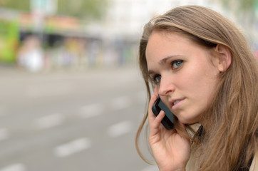 Junge Frau telefoniert mit ihrem Handy