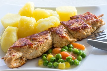 Putenspieß mit Kartoffeln und Rahmgemüse