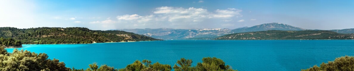 Fototapeta na wymiar Beautiful panoramic view to the Verdon lake, Provence, France