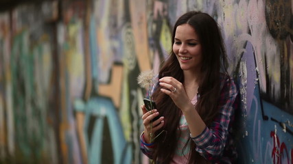 Девушка с телефоном