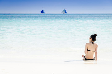 Boracay Sandstrand mit Frau im Vordergrund und Booten am Horizont