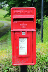 Ein roter Postkasten in Schottland