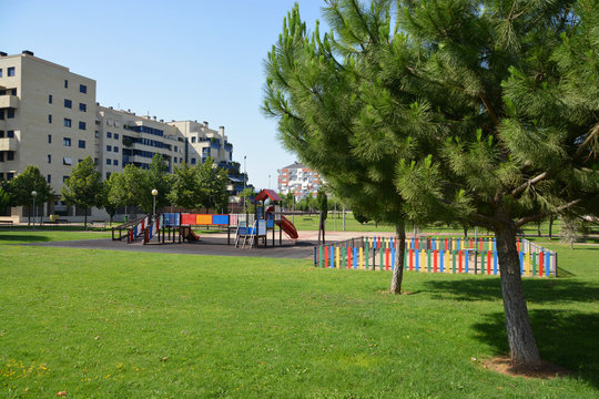 parque publico con columpios