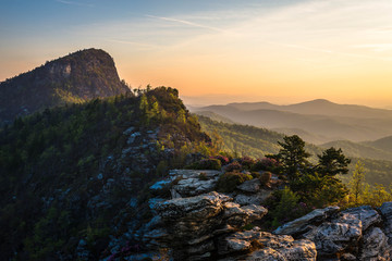 Obraz premium Sunrise from the Chimneys at the Linville Gorge Wilderness Area in the spring season on a warm morning