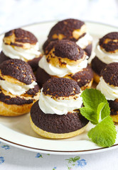 Chocolate profiteroles with krokantom.