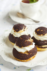 Chocolate profiteroles with krokantom.