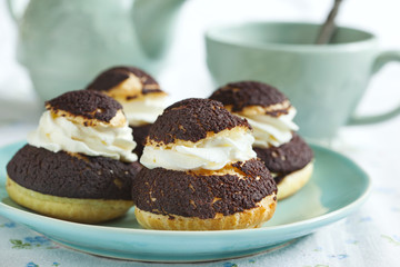 Chocolate profiteroles with krokantom.