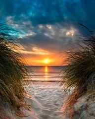 Fotobehang Strand en zee Persoonlijk paradijs op een prachtig wit zandstrand bij zonsondergang