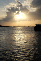 Obraz premium Lanscape sunset at chaophaya river / thailand
