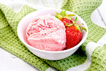 Ice cream strawberry in bowl on board and napkin