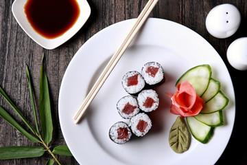 Fototapeta na wymiar japanese tuna roll sushi