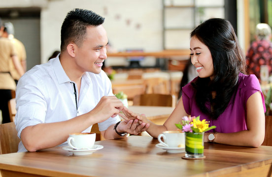 a man proposed to his girlfriend during dating