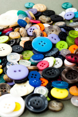 カラフルなボタンを並べた写真