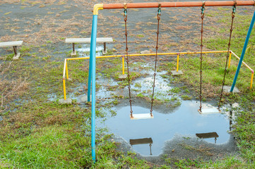 雨の後のブランコ