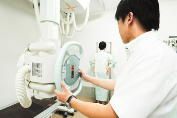 レントゲン検査機器を操作する診療放射線技師