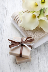 Towels and bouquet of white calla flowers