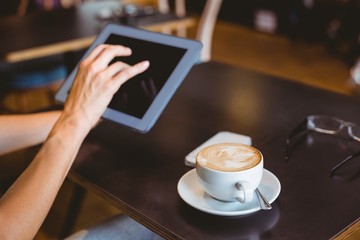 A woman using tablet computer 