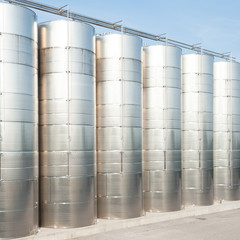 Stainless steel tanks for wine