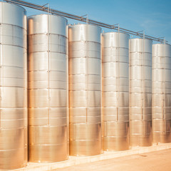 Stainless steel tanks for wine