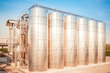 Stainless steel tanks for wine