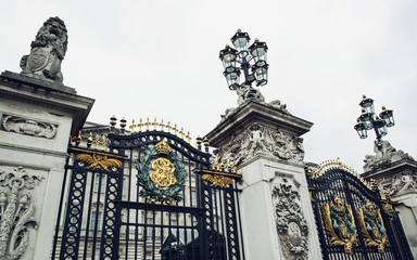 Buckingham palace in London - obrazy, fototapety, plakaty