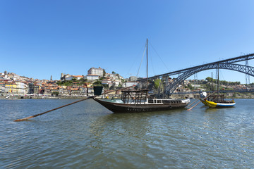 Fototapeta na wymiar Rabelos sur le fleuve Douro ville de Porto Portugal