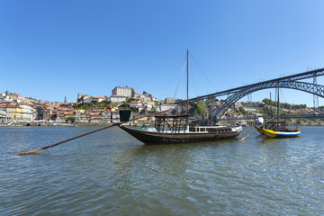 Obraz premium Rabelos sur le fleuve Douro ville de Porto Portugal