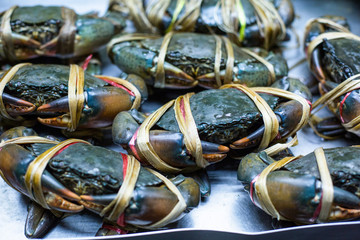eingewickelte Krebse auf dem Markt