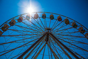 Riesenrad im Vergn&uuml;gungspark vor blauem himmel