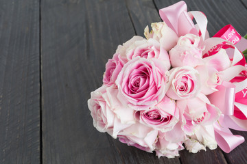 white and pink rose bouquet on wood background