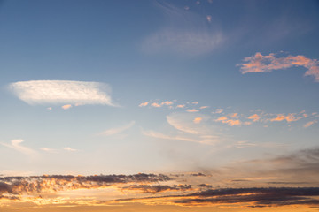 Bewölkter Himmel bei Sonnenuntergang
