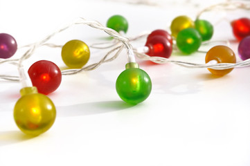 guirlande électrique avec ampoules rondes colorées 