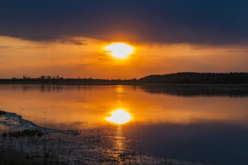 Obraz premium Sunset over lake