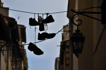 haengende schuhe in marseille