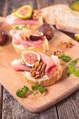 bread with cheese, prosciutto and fig