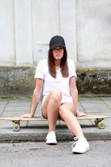 Frau mit Skateboard