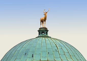 Stuttgart, Deutschland: Goldene Hirschskulptur (frühes XIX. Jahrhundert) auf der Kuppel des Palastes der Künste am Schlossplatz © acrogame