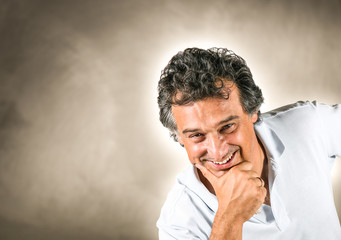 uomo dall'aspetto sereno ed amichevole