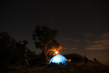 Fototapeta na wymiar campeggio e tenda sotto le stelle