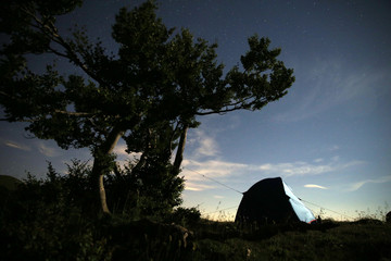 campeggio e tenda sotto le stelle