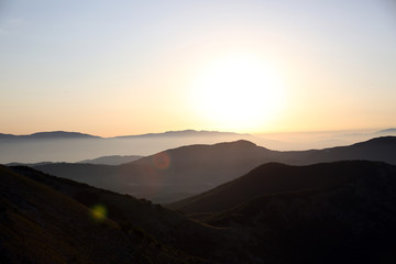 alba sulle montagne e nebbia