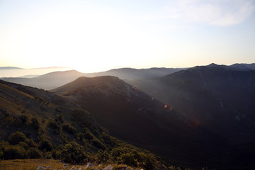 alba sulle cime delle montagne